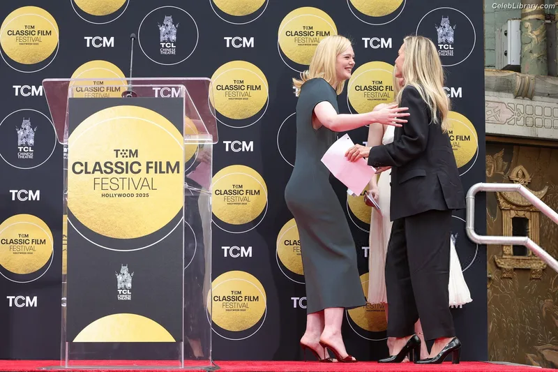 Elle Fanning photo 21 of 4114