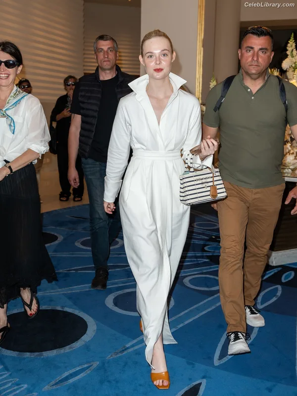 Elle Fanning photo 2 of 4114