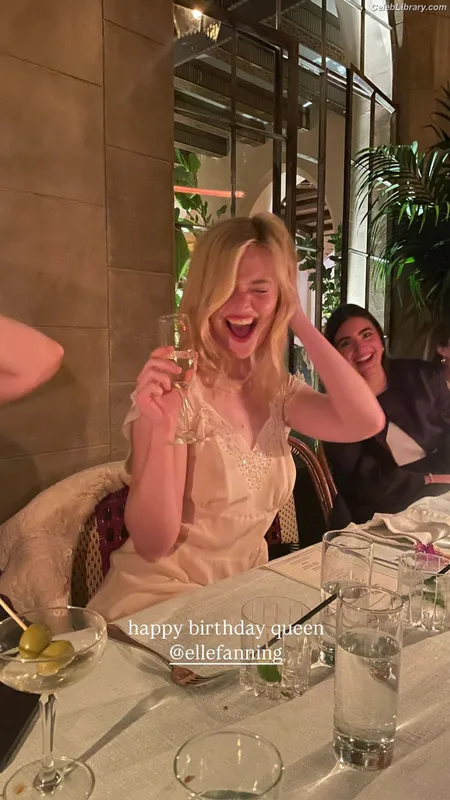 Elle Fanning photo 5 of 4114