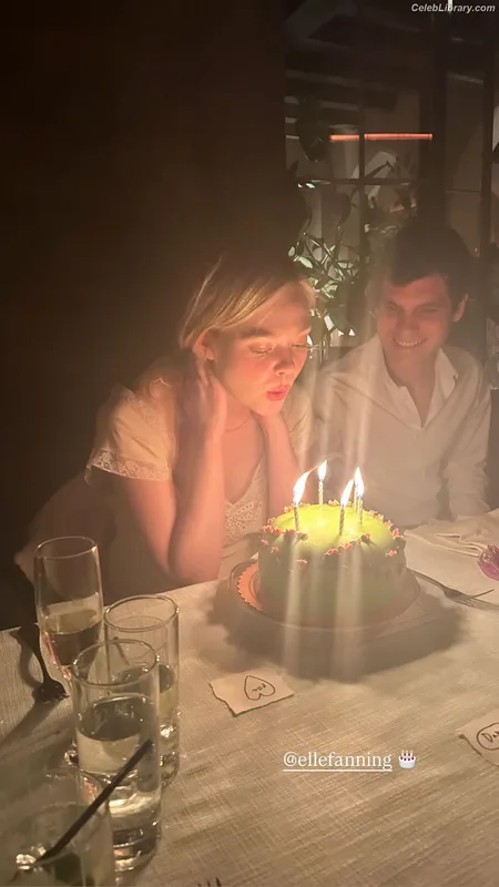 Elle Fanning photo 9 of 4114