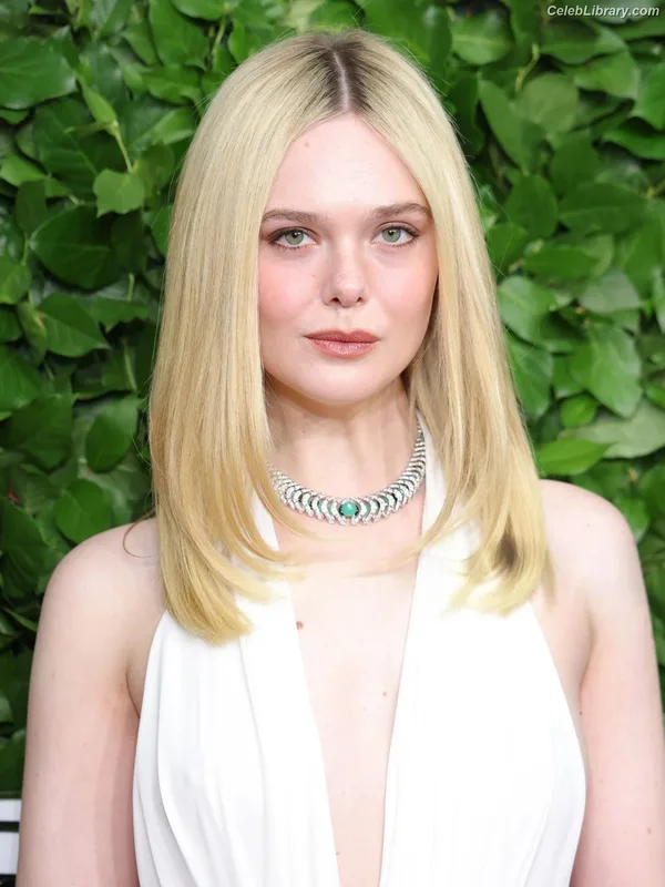 Elle Fanning photo 11 of 4114