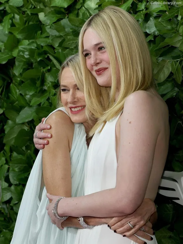 Elle Fanning photo 18 of 4114
