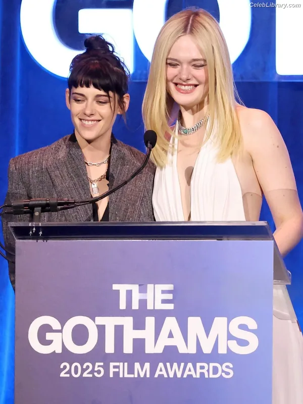 Elle Fanning photo 23 of 4114