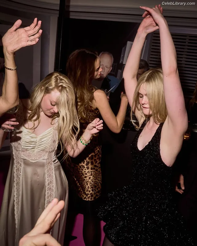 Elle Fanning photo 13 of 4114