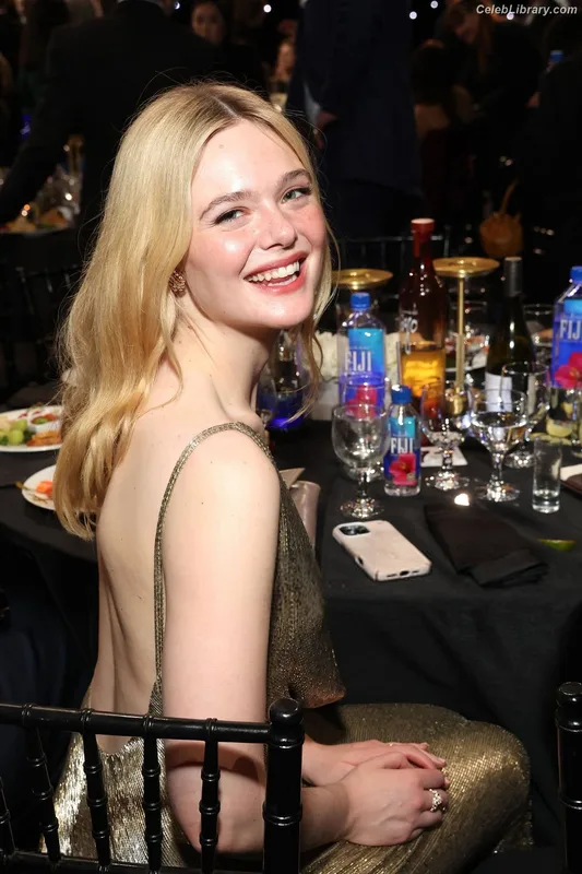 Elle Fanning photo 24 of 4114