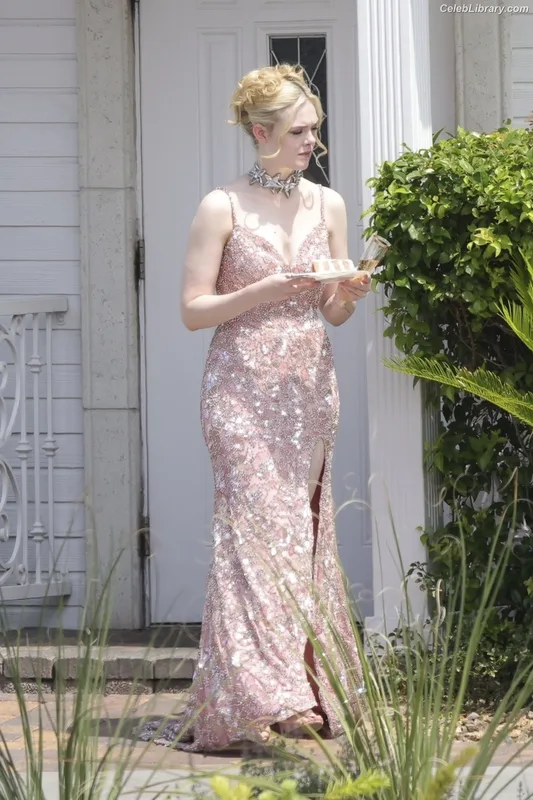 Elle Fanning photo 19 of 4114