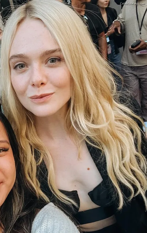 Elle Fanning photo 2 of 4114