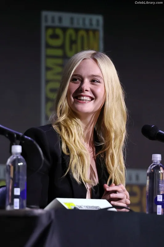 Elle Fanning photo 7 of 4114