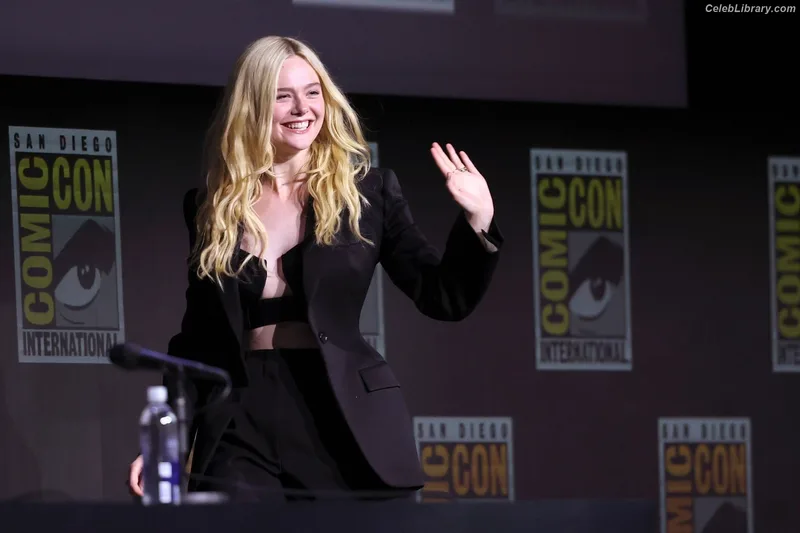 Elle Fanning photo 12 of 4114