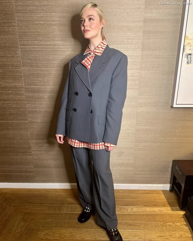 Elle Fanning photo 11 of 4114