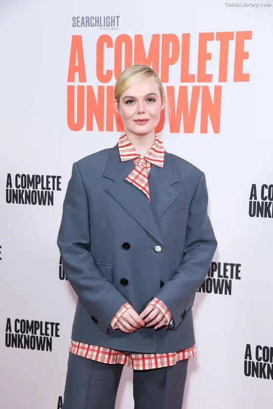 Elle Fanning photo 18 of 4114