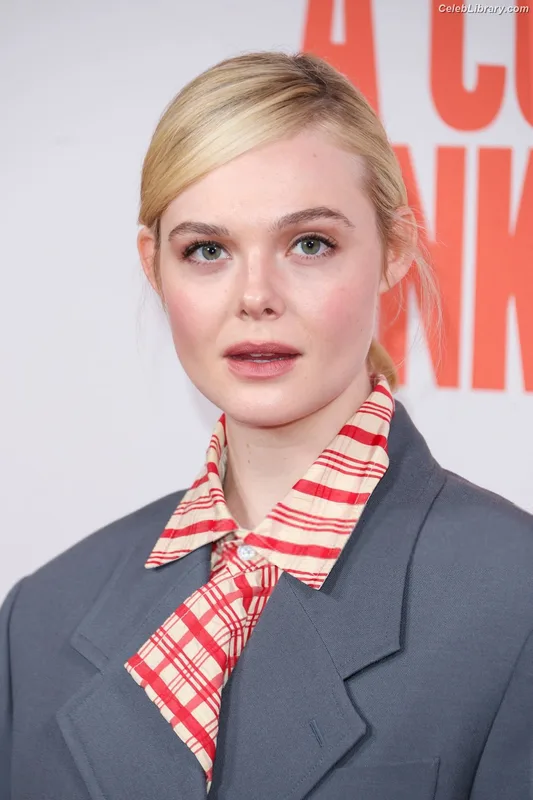 Elle Fanning photo 19 of 4114