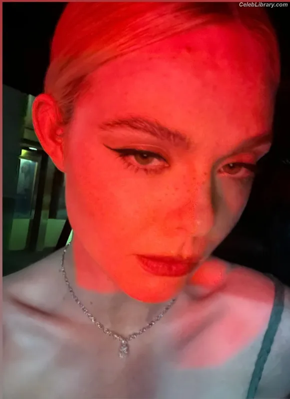 Elle Fanning photo 2 of 4114