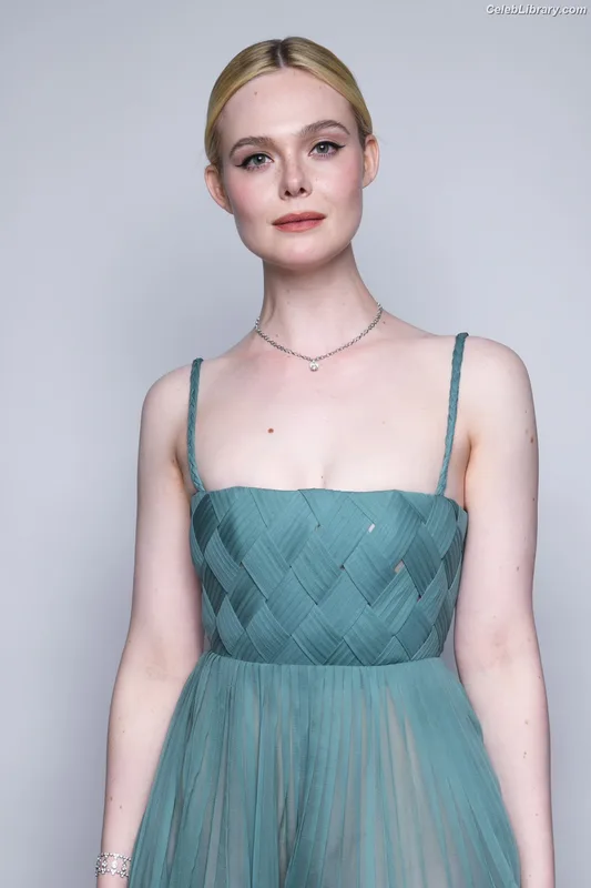 Elle Fanning photo 3 of 4114