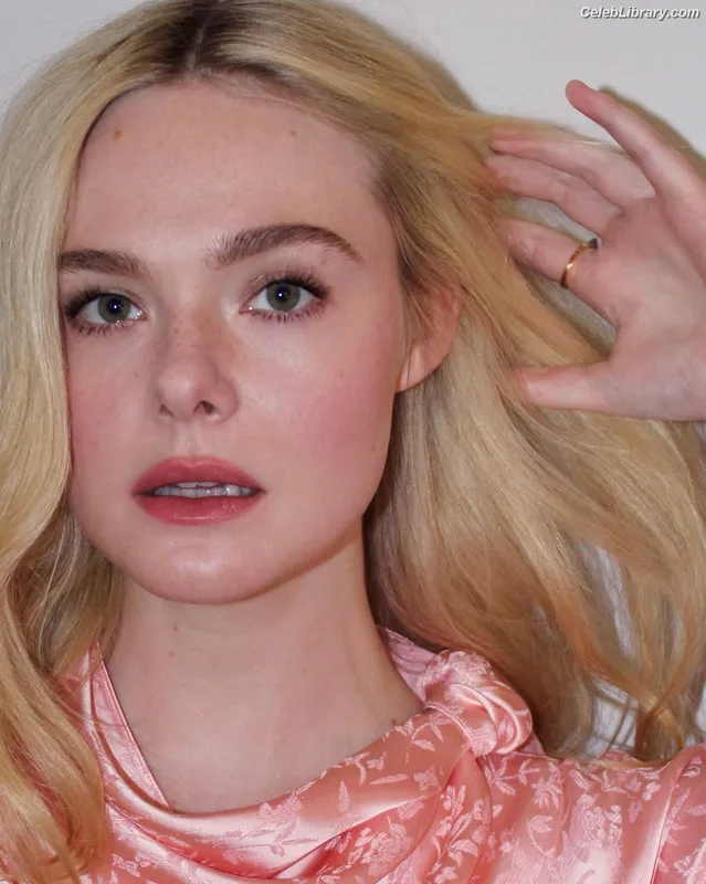 Elle Fanning photo 10 of 4114