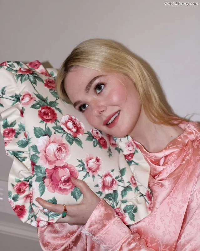 Elle Fanning photo 11 of 4114