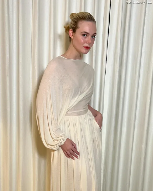 Elle Fanning photo 13 of 4114