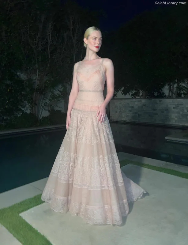 Elle Fanning photo 11 of 4114