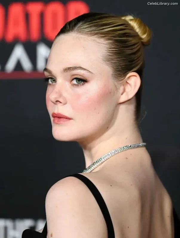 Elle Fanning photo 23 of 4114