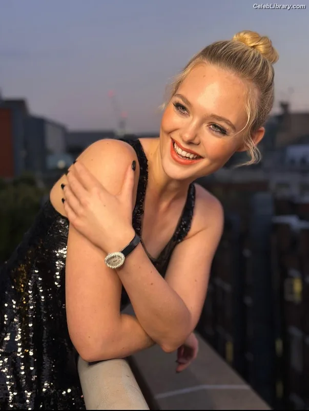 Elle Fanning photo 2 of 4114