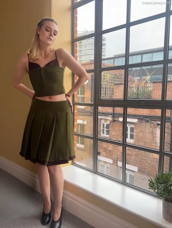 Elle Fanning photo 4 of 4114