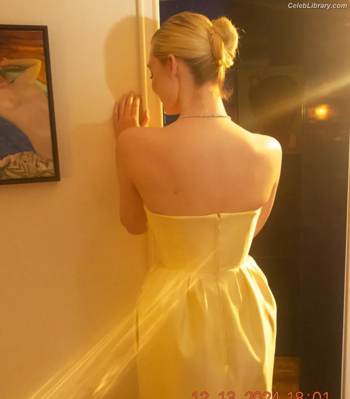 Elle Fanning photo 11 of 4114