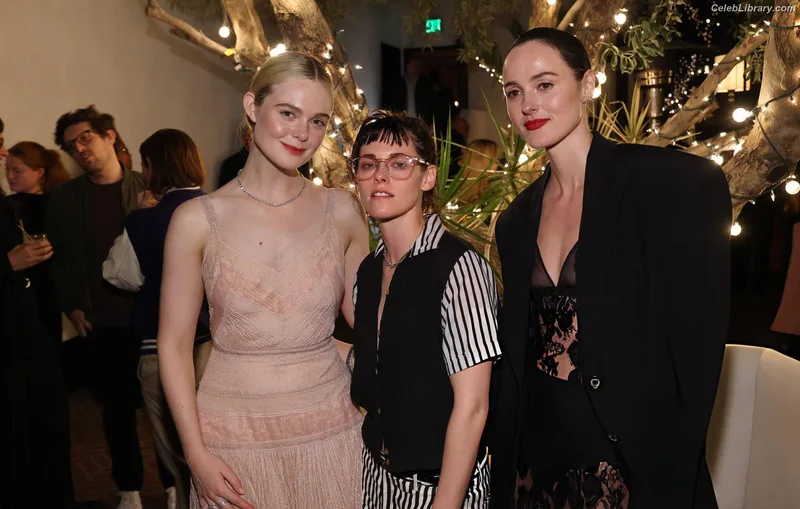Elle Fanning photo 23 of 4114