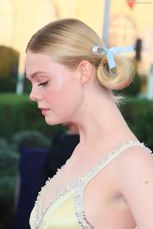 Elle Fanning photo 9 of 4114