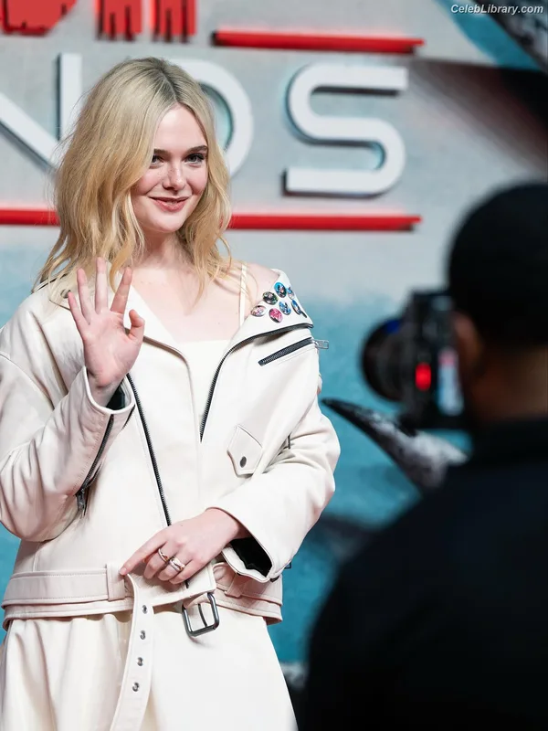 Elle Fanning photo 14 of 4114