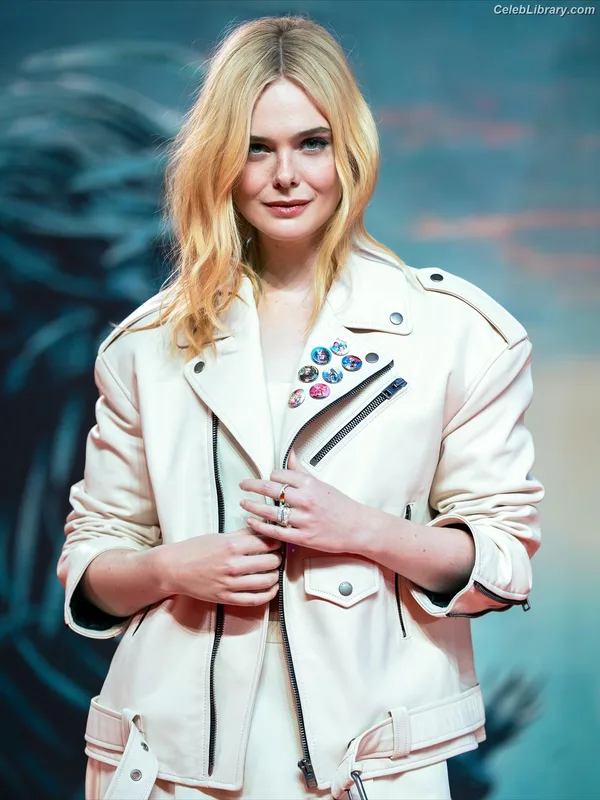 Elle Fanning photo 16 of 4114