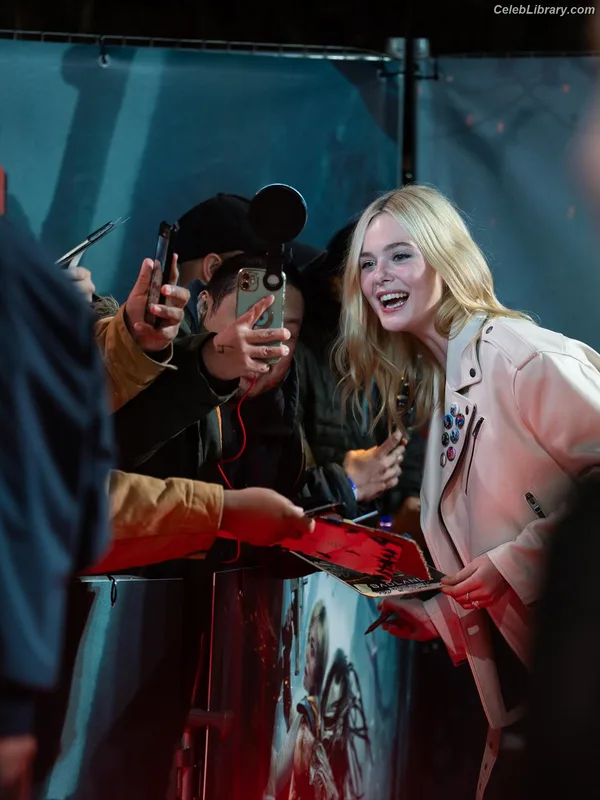 Elle Fanning photo 17 of 4114