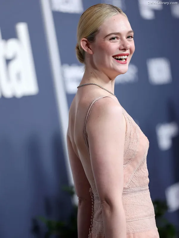Elle Fanning photo 1 of 4114