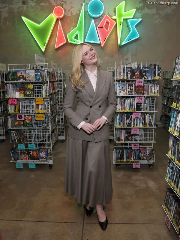 Elle Fanning photo 3 of 4114