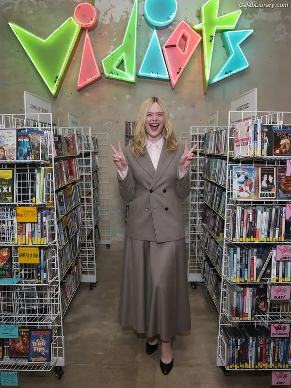 Elle Fanning photo 4 of 4114