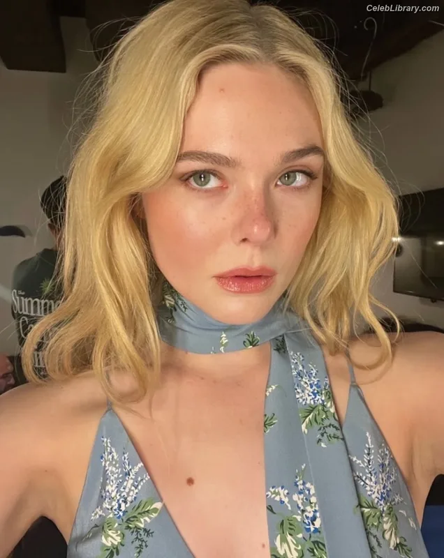 Elle Fanning photo 12 of 4114