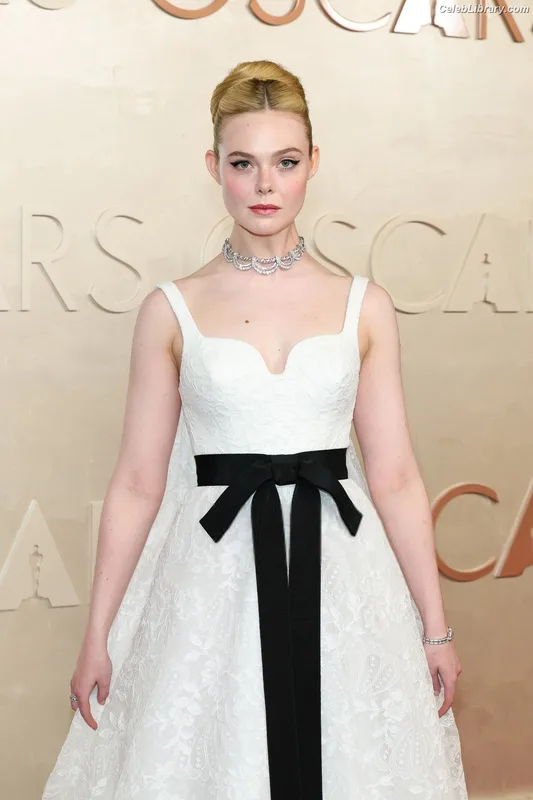 Elle Fanning photo 11 of 4114