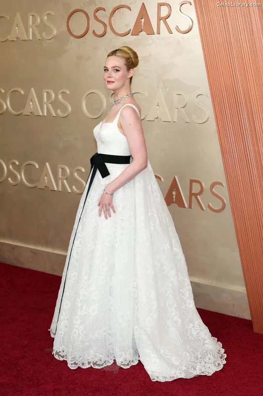 Elle Fanning photo 14 of 4114