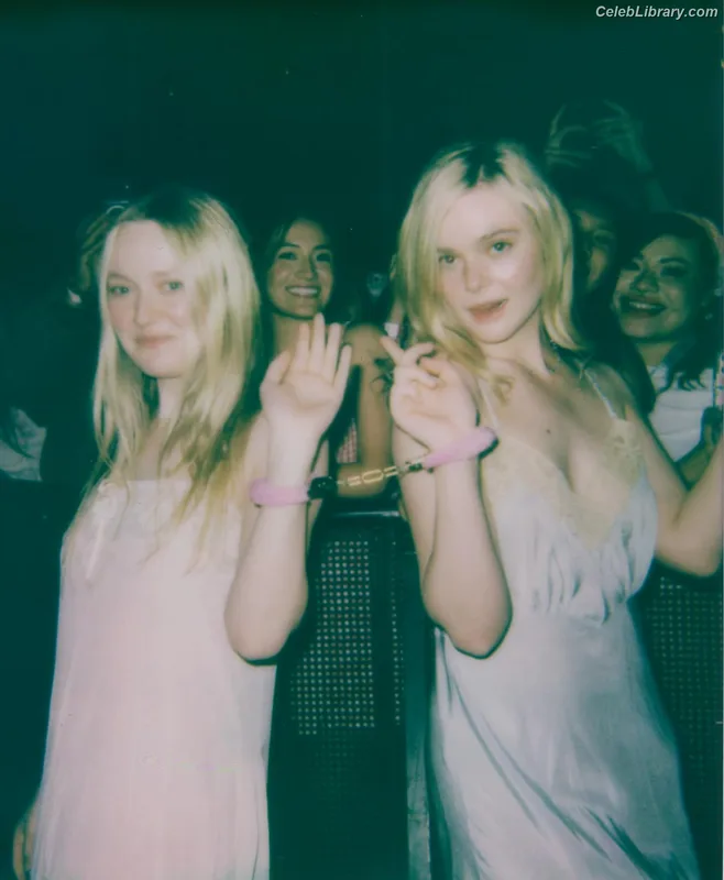 Elle Fanning photo 23 of 4114