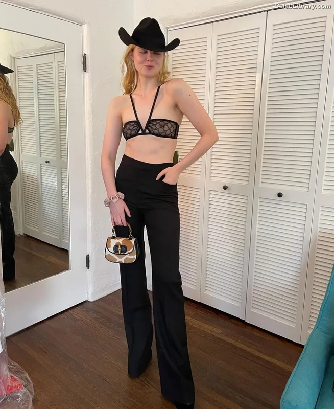 Elle Fanning photo 10 of 4114