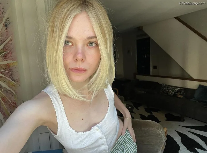 Elle Fanning photo 17 of 4114