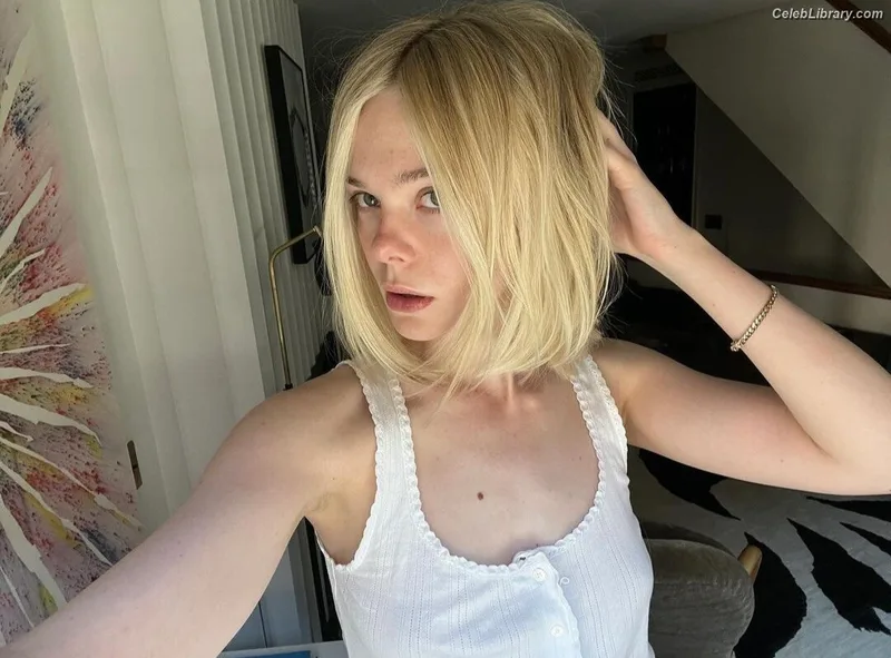 Elle Fanning photo 19 of 4114