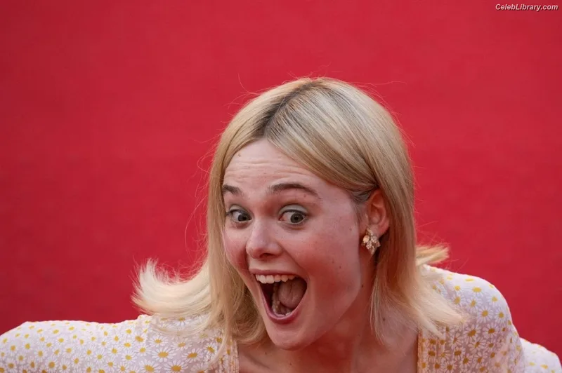 Elle Fanning photo 7 of 4114