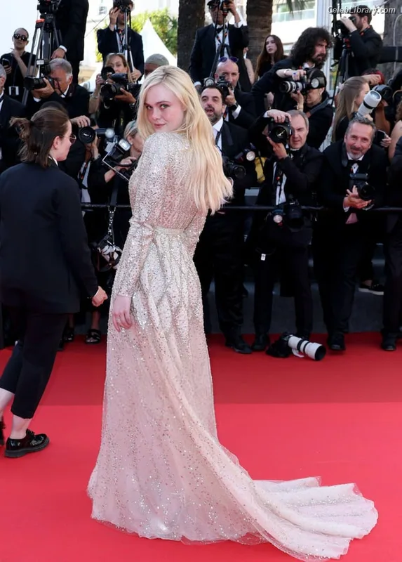 Elle Fanning photo 18 of 4114