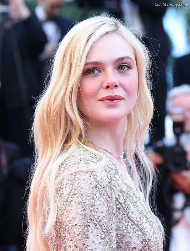 Elle Fanning photo 19 of 4114