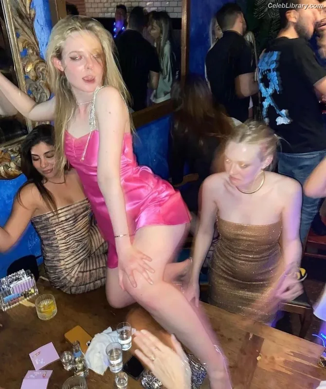 Elle Fanning photo 24 of 4114