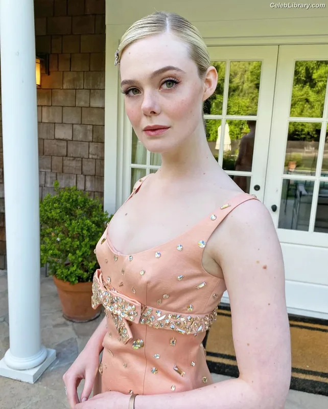 Elle Fanning photo 10 of 4114