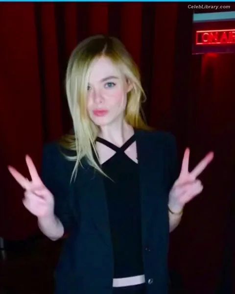 Elle Fanning photo 22 of 4114