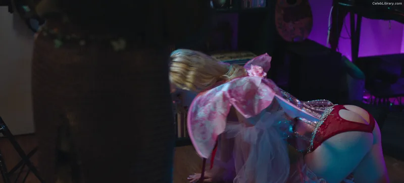 Elle Fanning photo 11 of 4114