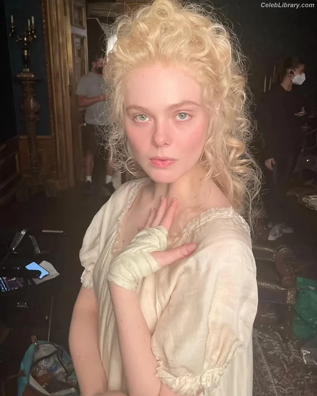 Elle Fanning photo 10 of 4114