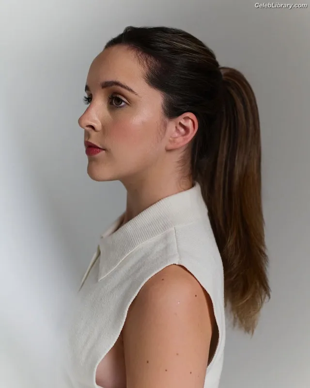 Elle Mulvaney photo 2 of 76